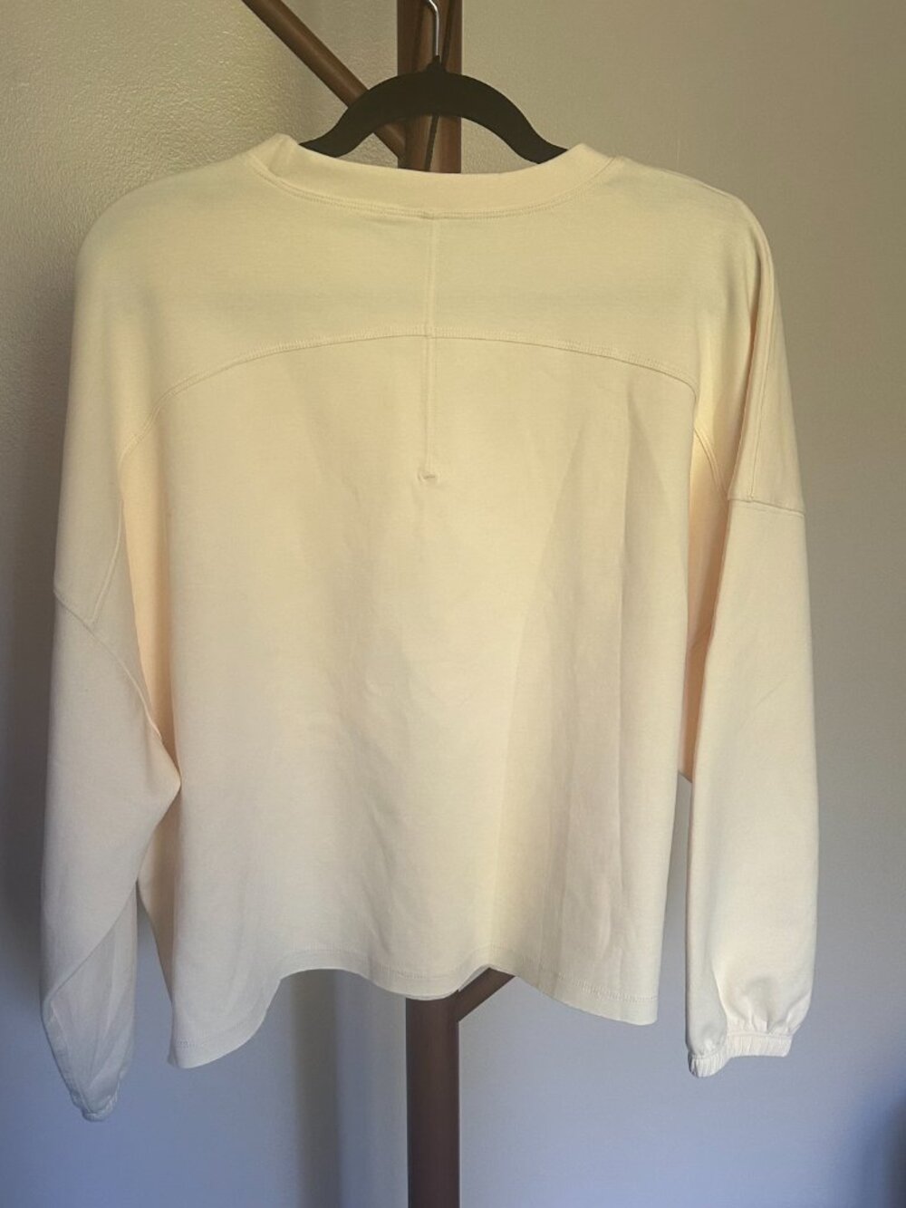 Club Pilates Cream Oversized Lightweight Sweatshirt NWOT Sz. 4 - Picture 2 of 6